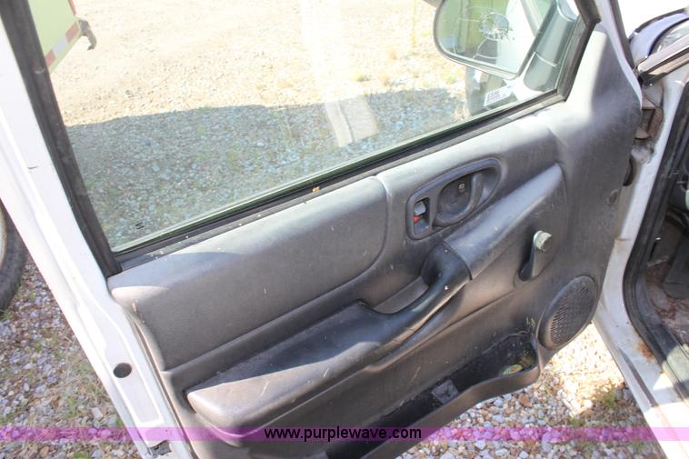 image for item D5295 2000 Chevrolet S10 pickup truck