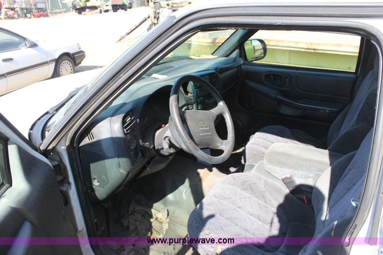 image for item D5295 2000 Chevrolet S10 pickup truck