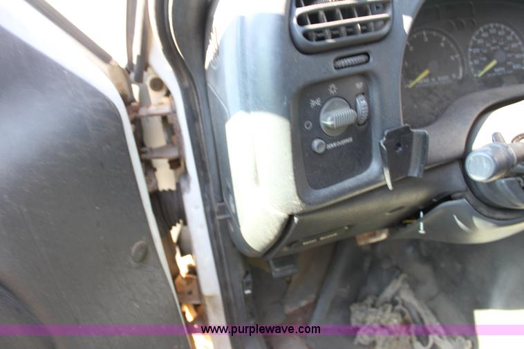 image for item D5295 2000 Chevrolet S10 pickup truck