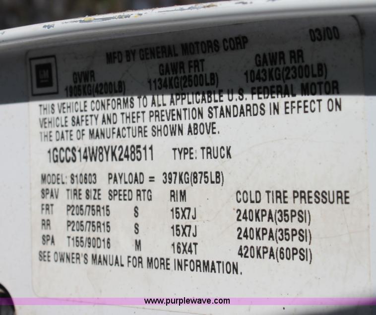 image for item D5295 2000 Chevrolet S10 pickup truck