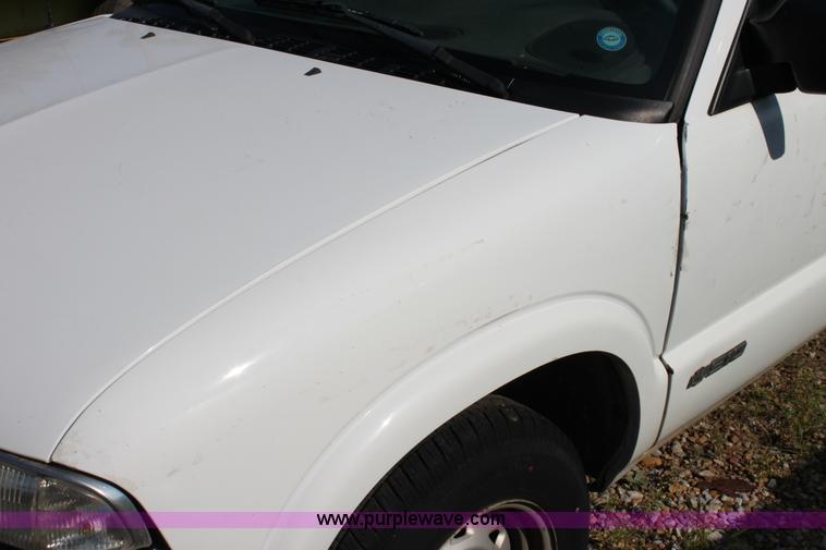 image for item D5295 2000 Chevrolet S10 pickup truck