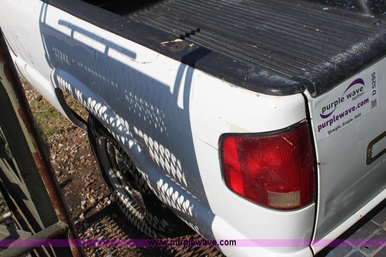 image for item D5295 2000 Chevrolet S10 pickup truck