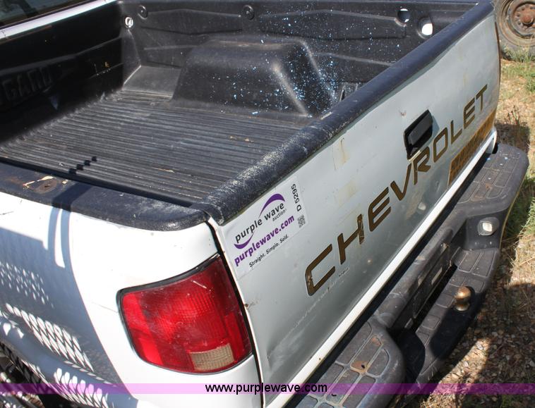 image for item D5295 2000 Chevrolet S10 pickup truck
