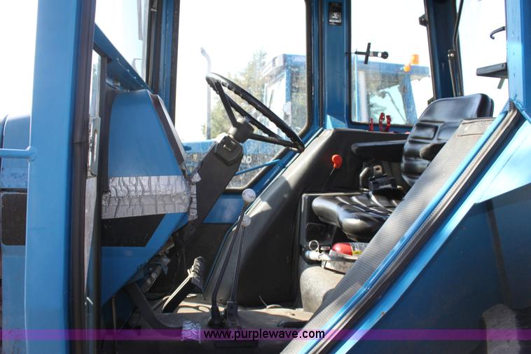 image for item D5296 1990 Ford 6640 tractor