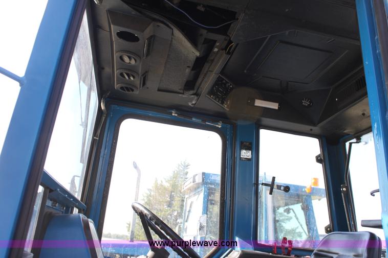 image for item D5296 1990 Ford 6640 tractor