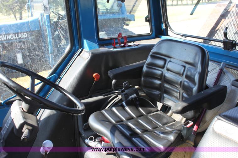 image for item D5296 1990 Ford 6640 tractor