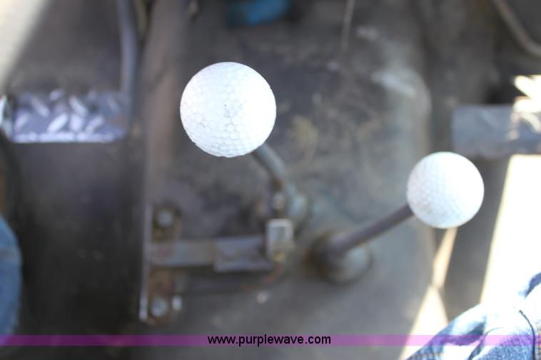 image for item D5296 1990 Ford 6640 tractor