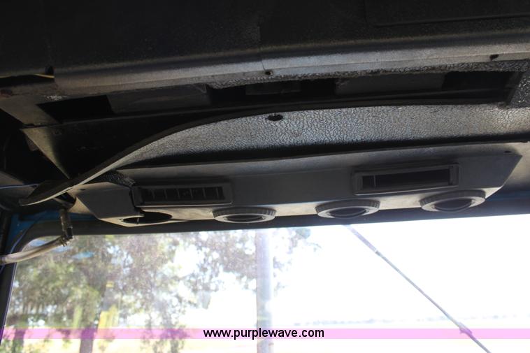 image for item D5296 1990 Ford 6640 tractor