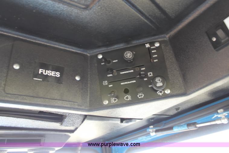 image for item D5296 1990 Ford 6640 tractor