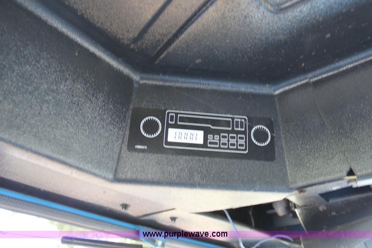 image for item D5296 1990 Ford 6640 tractor