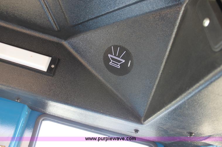 image for item D5296 1990 Ford 6640 tractor