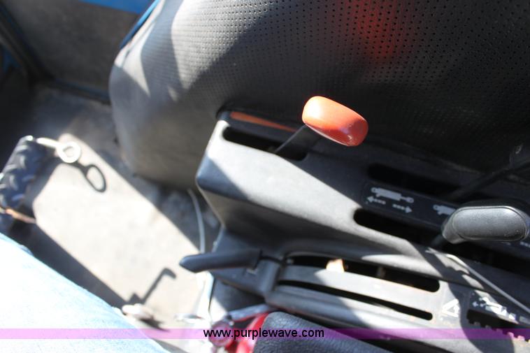 image for item D5296 1990 Ford 6640 tractor