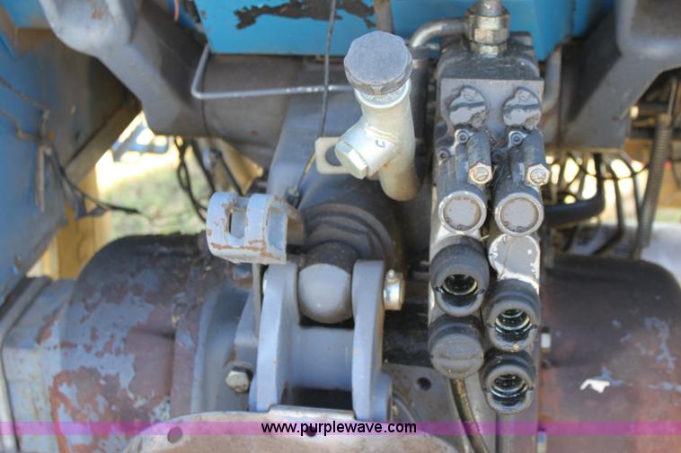 image for item D5296 1990 Ford 6640 tractor
