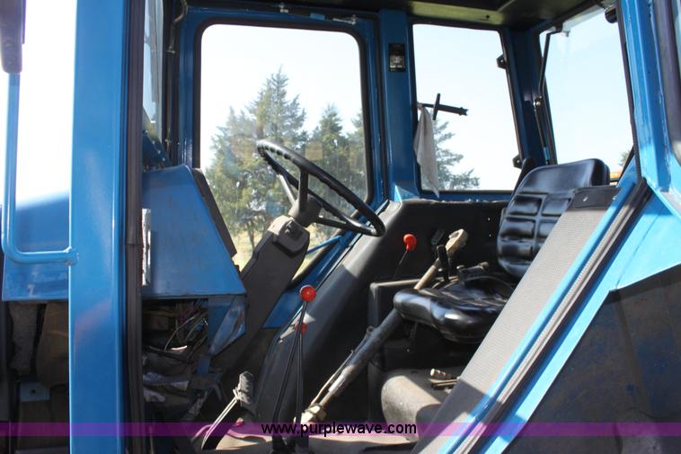 image for item D5297 1990 Ford 6640 tractor