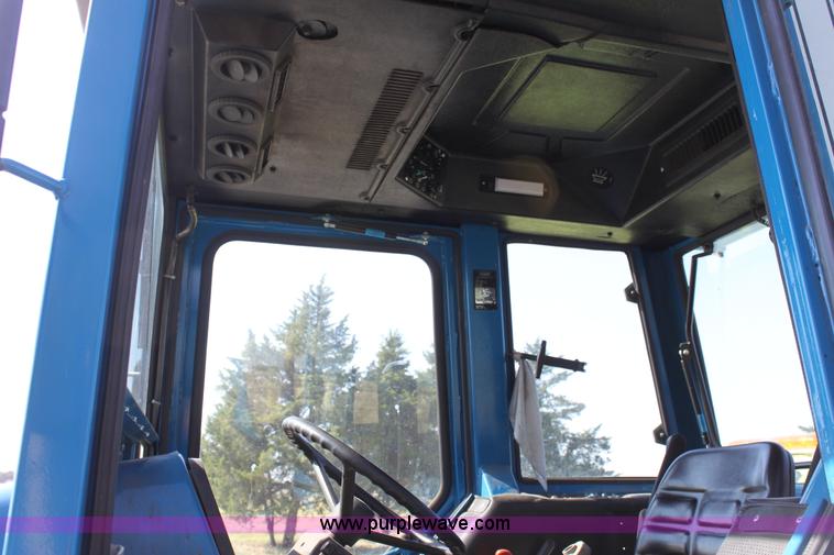 image for item D5297 1990 Ford 6640 tractor