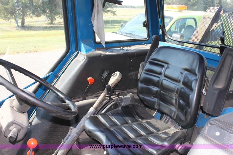 image for item D5297 1990 Ford 6640 tractor