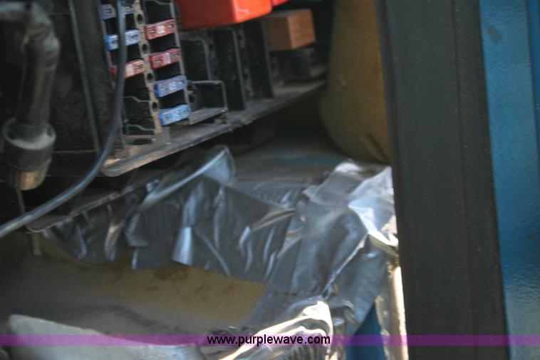 image for item D5297 1990 Ford 6640 tractor