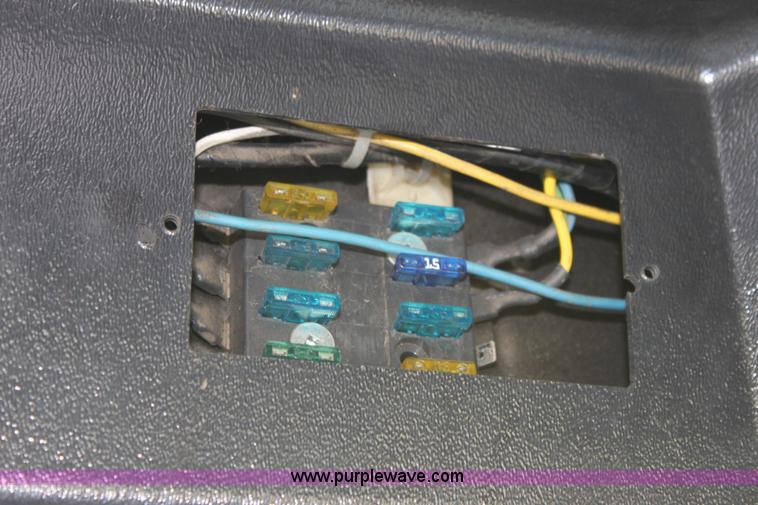 image for item D5297 1990 Ford 6640 tractor