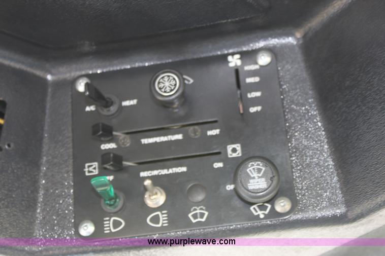 image for item D5297 1990 Ford 6640 tractor