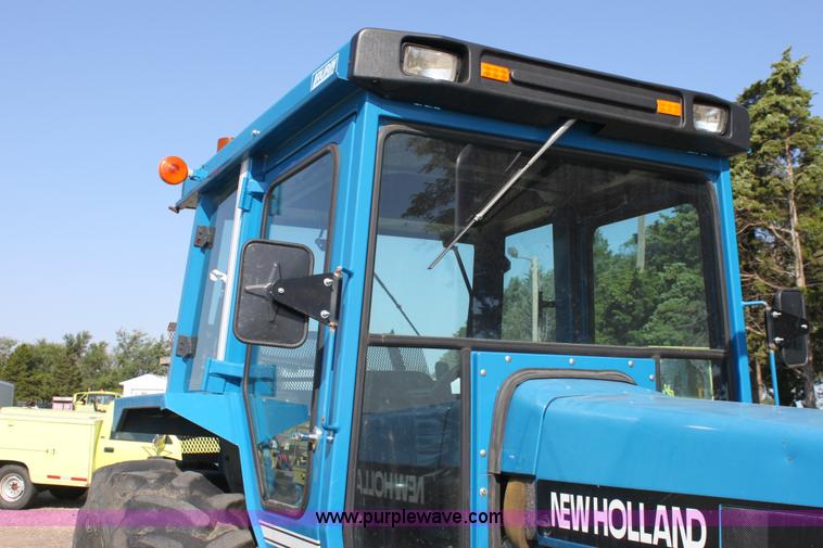 image for item D5297 1990 Ford 6640 tractor