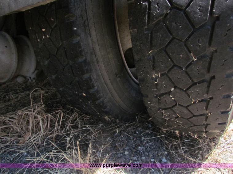 image for item D5312 1997 Ford F800 dump truck