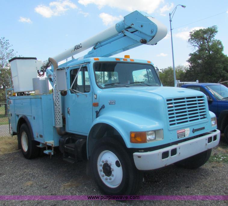 image for item D5318 1995 International 4700 bucket truck