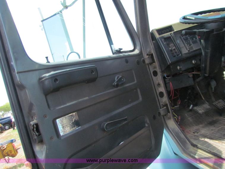 image for item D5318 1995 International 4700 bucket truck