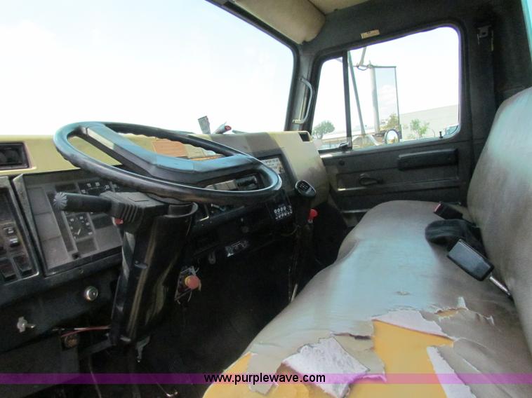 image for item D5318 1995 International 4700 bucket truck