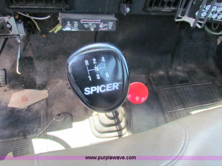 image for item D5318 1995 International 4700 bucket truck