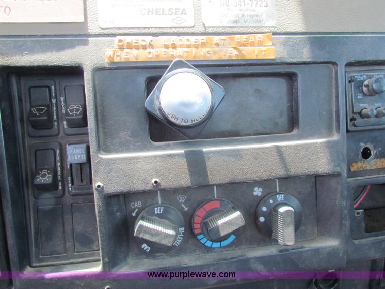 image for item D5318 1995 International 4700 bucket truck