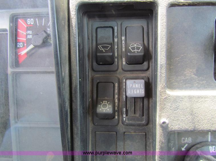 image for item D5318 1995 International 4700 bucket truck