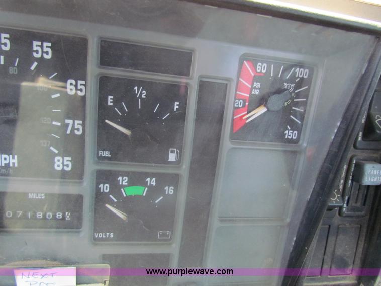 image for item D5318 1995 International 4700 bucket truck