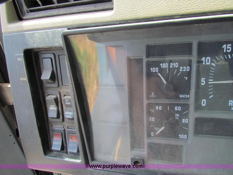 image for item D5318 1995 International 4700 bucket truck