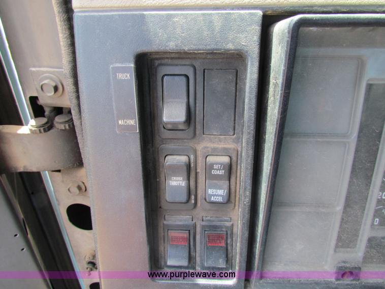 image for item D5318 1995 International 4700 bucket truck