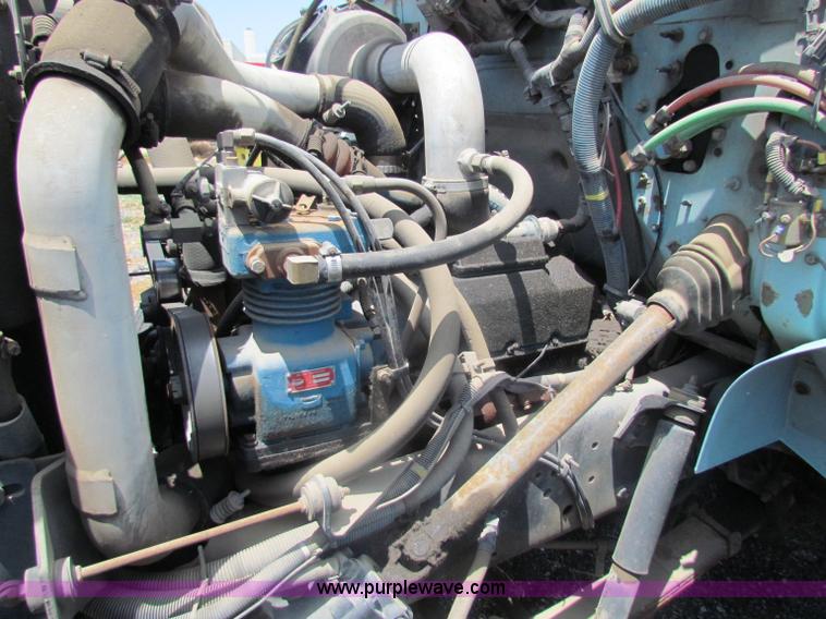 image for item D5318 1995 International 4700 bucket truck