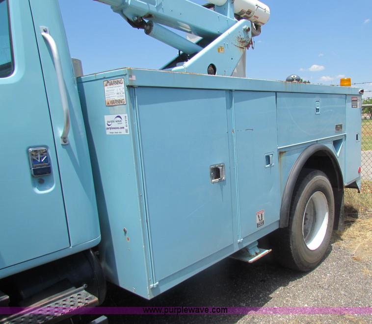 image for item D5318 1995 International 4700 bucket truck