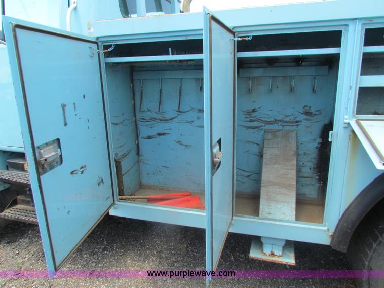 image for item D5318 1995 International 4700 bucket truck