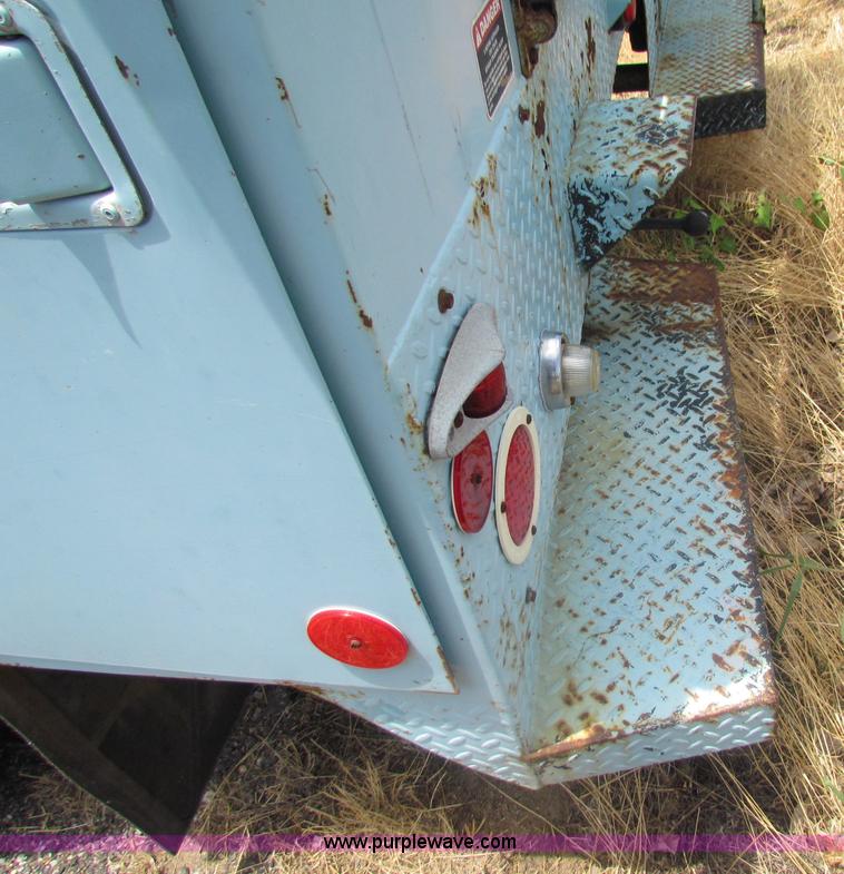 image for item D5318 1995 International 4700 bucket truck