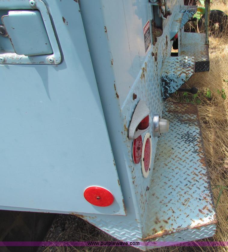 image for item D5318 1995 International 4700 bucket truck