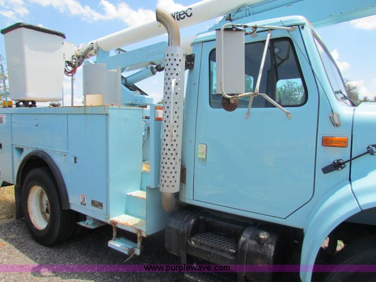 image for item D5318 1995 International 4700 bucket truck