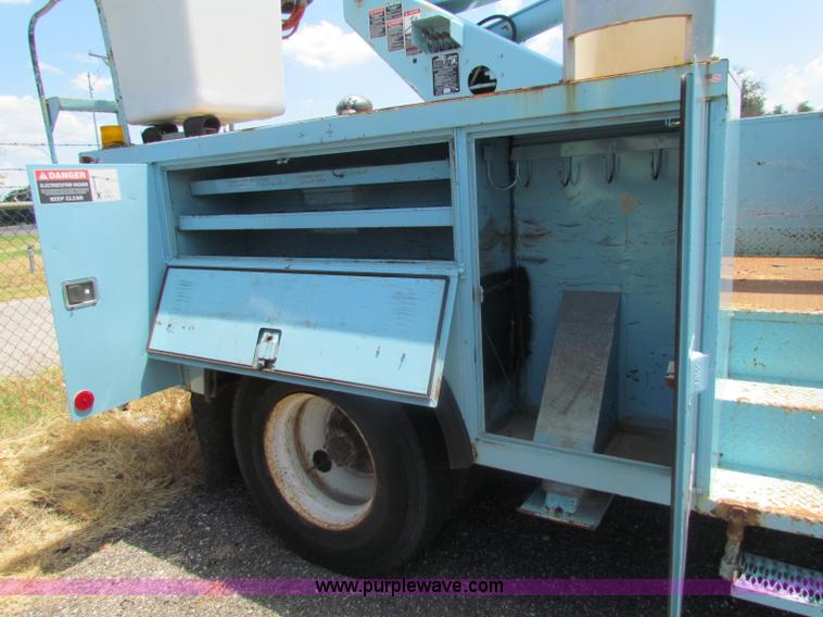 image for item D5318 1995 International 4700 bucket truck