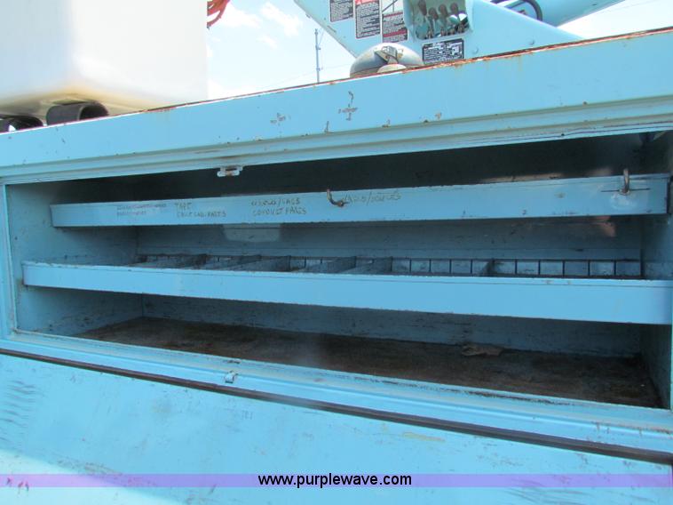 image for item D5318 1995 International 4700 bucket truck