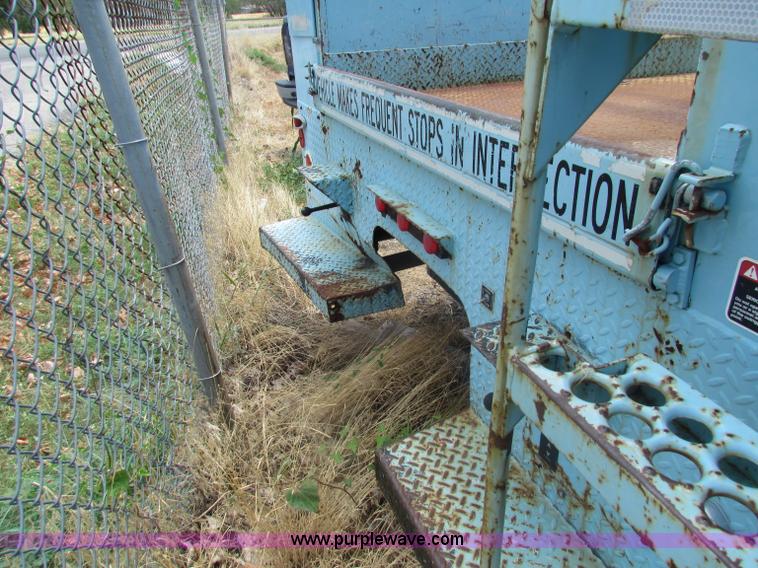 image for item D5318 1995 International 4700 bucket truck