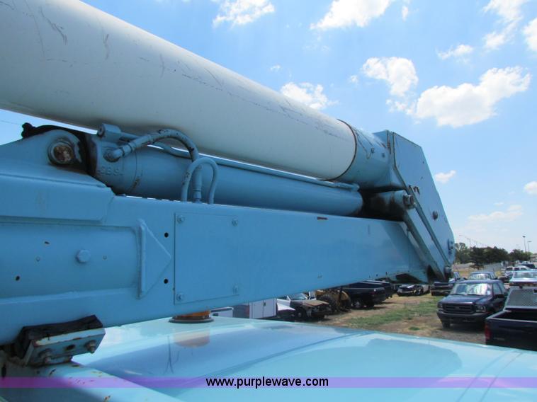 image for item D5318 1995 International 4700 bucket truck