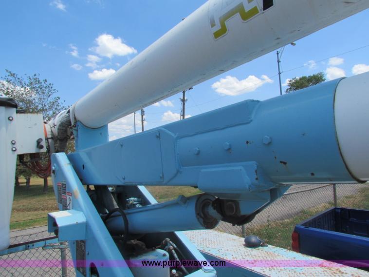 image for item D5318 1995 International 4700 bucket truck