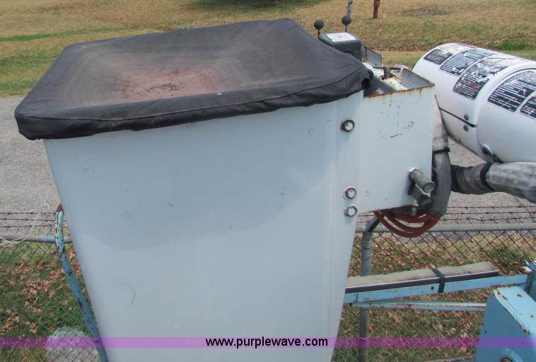 image for item D5318 1995 International 4700 bucket truck