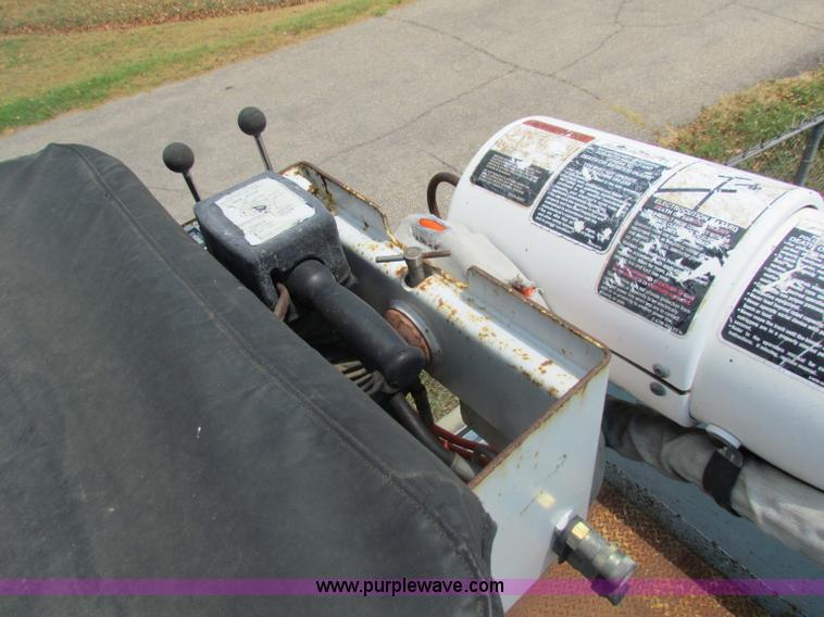 image for item D5318 1995 International 4700 bucket truck