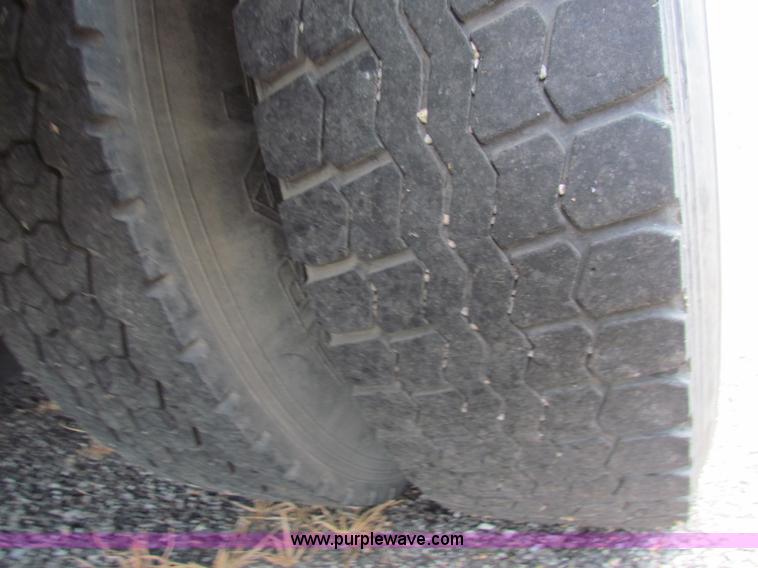 image for item D5318 1995 International 4700 bucket truck