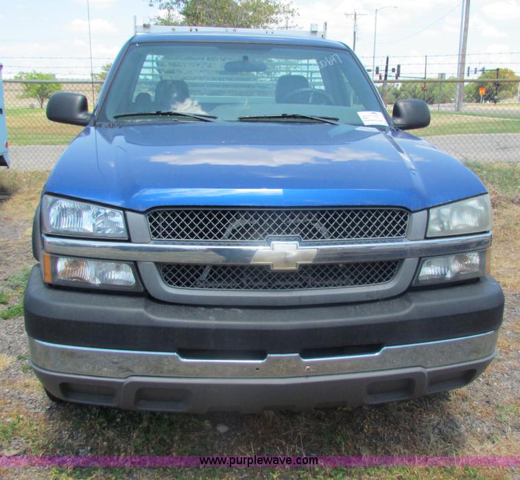 image for item D5319 2004 Chevrolet Silverado 2500 HD pickup truck
