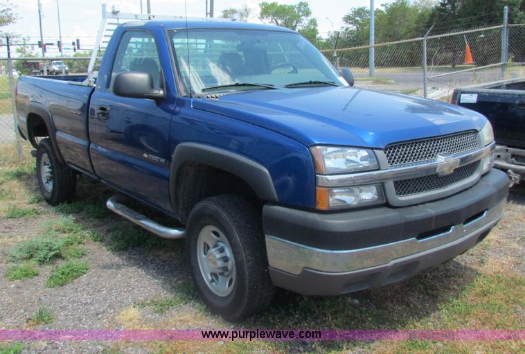 image for item D5319 2004 Chevrolet Silverado 2500 HD pickup truck